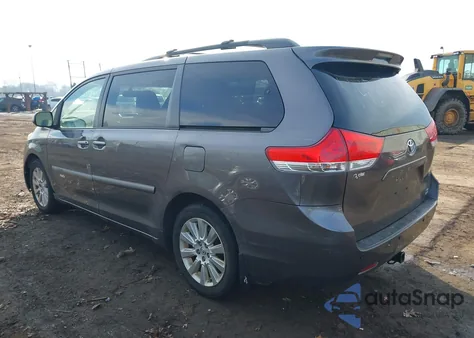 2014 Toyota Sienna Le 7 Passenger z USA, uszkodzony, nr VIN 5TDJK3DC2ES093855